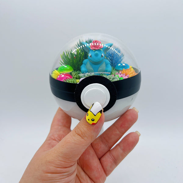 LIGHT UP Nidoqueen Pokeball Terrarium